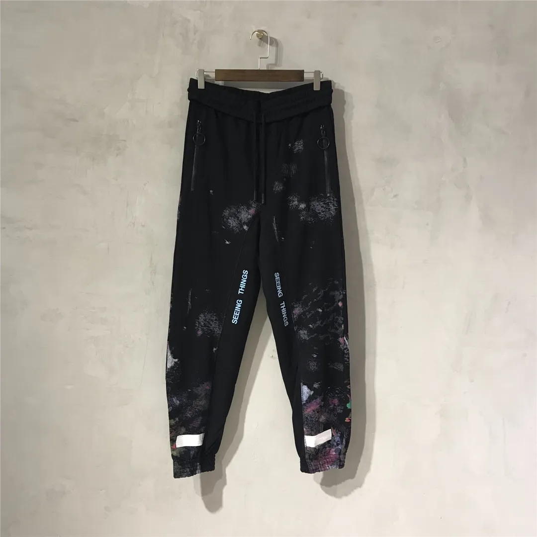 Tested version OFF 17FW WHITE Starry Sky Fireworks Splash Ink OW Sports Autumn and Winter Sweatpants Casual Pants Men's and Women's Tight Pants The fireworks color is obtained through contrasting printing. There are eight panels in the whole body. Seven color sets and eight panels are printed in eight times. The first layer is gray, the second layer is white, the third layer is yellow, the fourth layer is green, the fifth layer is blue, the sixth layer is purple, the seventh layer is orange, and the last layer is made of arrow paint printing. The seven colors are stacked on each other, and new colors will also be produced. The arrows on the back and the squares on the front are first glued and then hung four times in a row. The paint has an obvious concave and convex feeling. Quality depends on the details. The blue letters are electrostatic three-dimensional flocking. They are made separately first and then printed through high-temperature thermal transfer. The difficulty is unprecedentedly high. I have made more than 50,000 pieces of fireworks series in total. More than half of the ones you see on the market are from my home!  Size: XS-L Color: Black (The waist is elastic and can be enlarged) P: 380